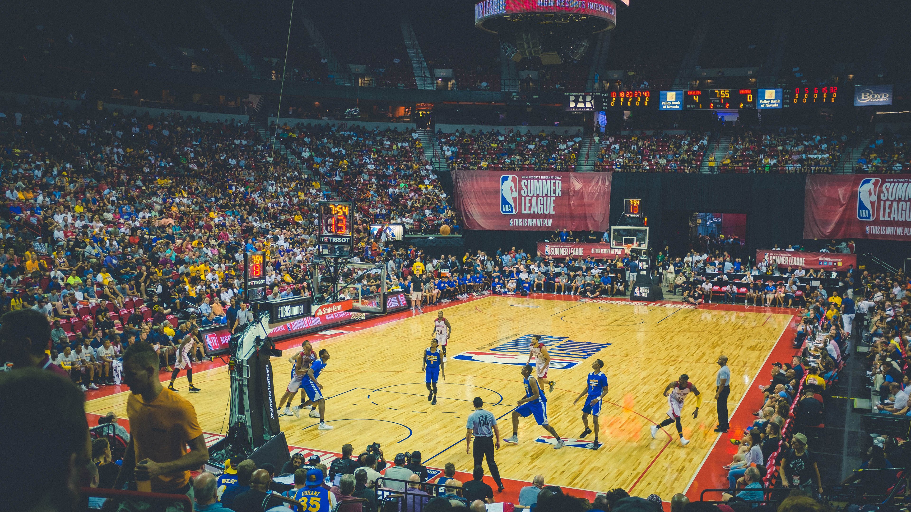 山地徒步“24小时登高赛” 一夜之间完成多峰连穿